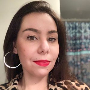 Meet your Posher, Larissa